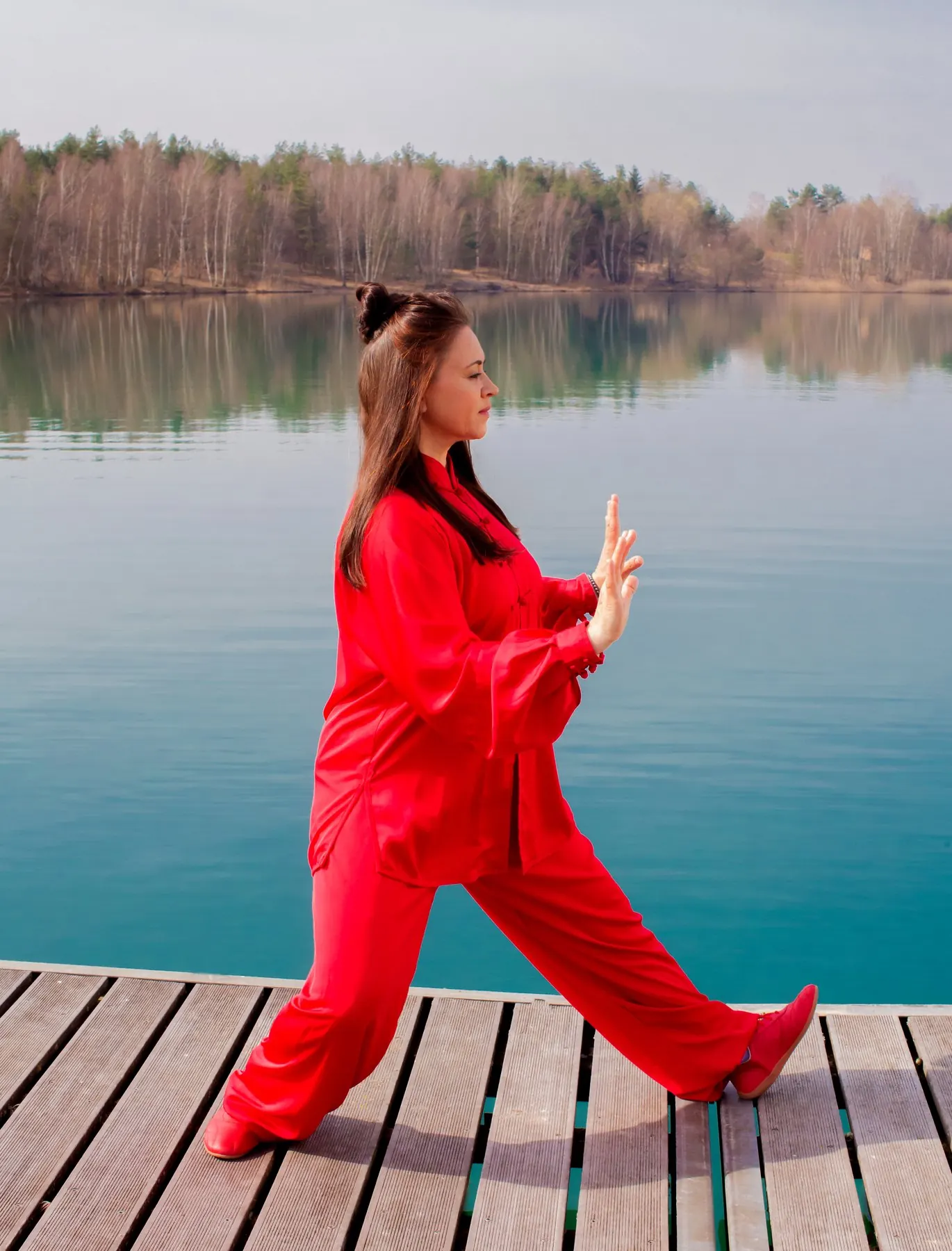 Inna Illenseer beim Qigong auf dem Steg — Mehr Lebensenergie, Steinberg am See
