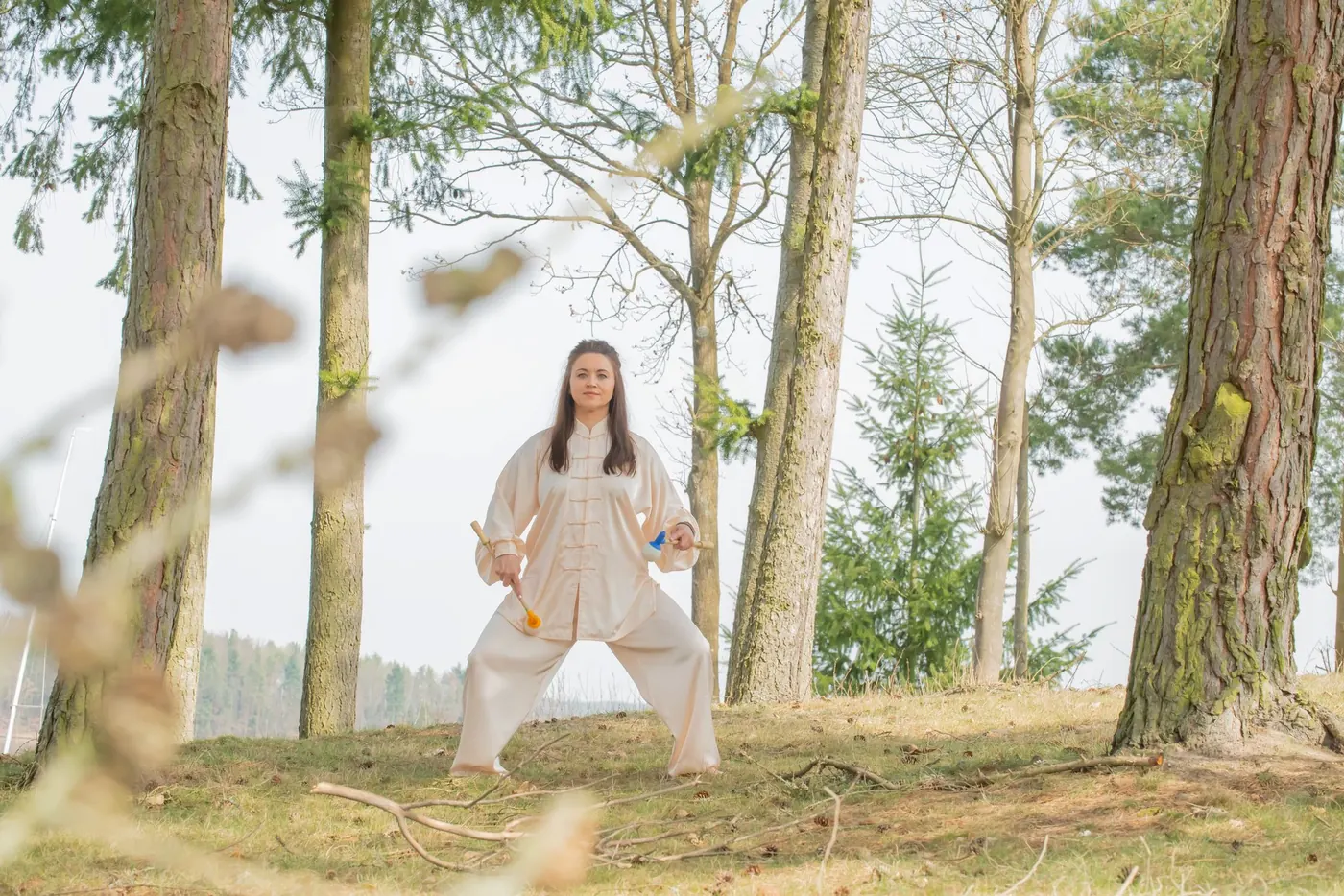Inna Illenseer mit zwei Meridianballklopfern im Wald — Mehr Lebensenergie, Steinberg am See